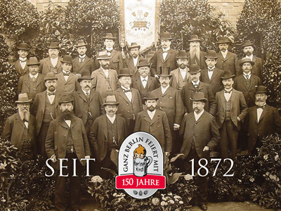 Gruppenfoto von zahlreichen Männern in Anzügen aus dem späten 19. Jahrhundert.