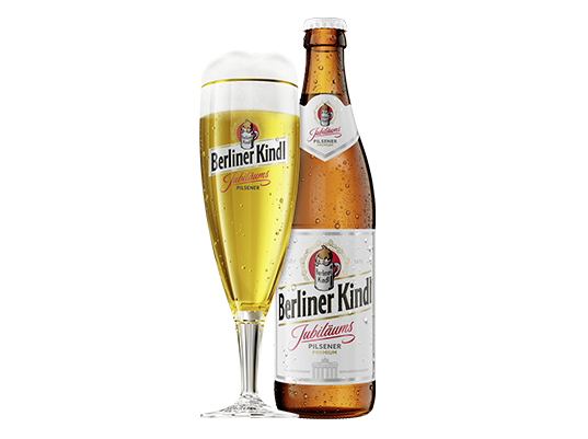 Eine gefüllte Bierflasche steht neben einem vollen Bierglas auf einem Tisch. Beide enthalten helles Bier.