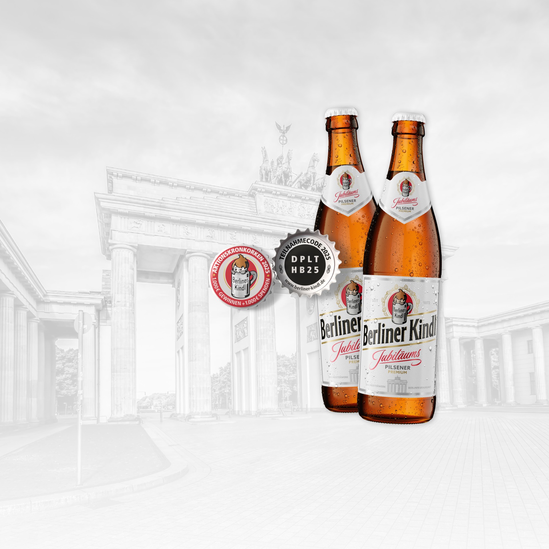 Zwei Berliner-Kindl-Flaschen mit Aktionskronkorken vor dem Brandenburger Tor. Grauer Hintergrund mit rotem und silbernem Kronkorken im Vordergrund.