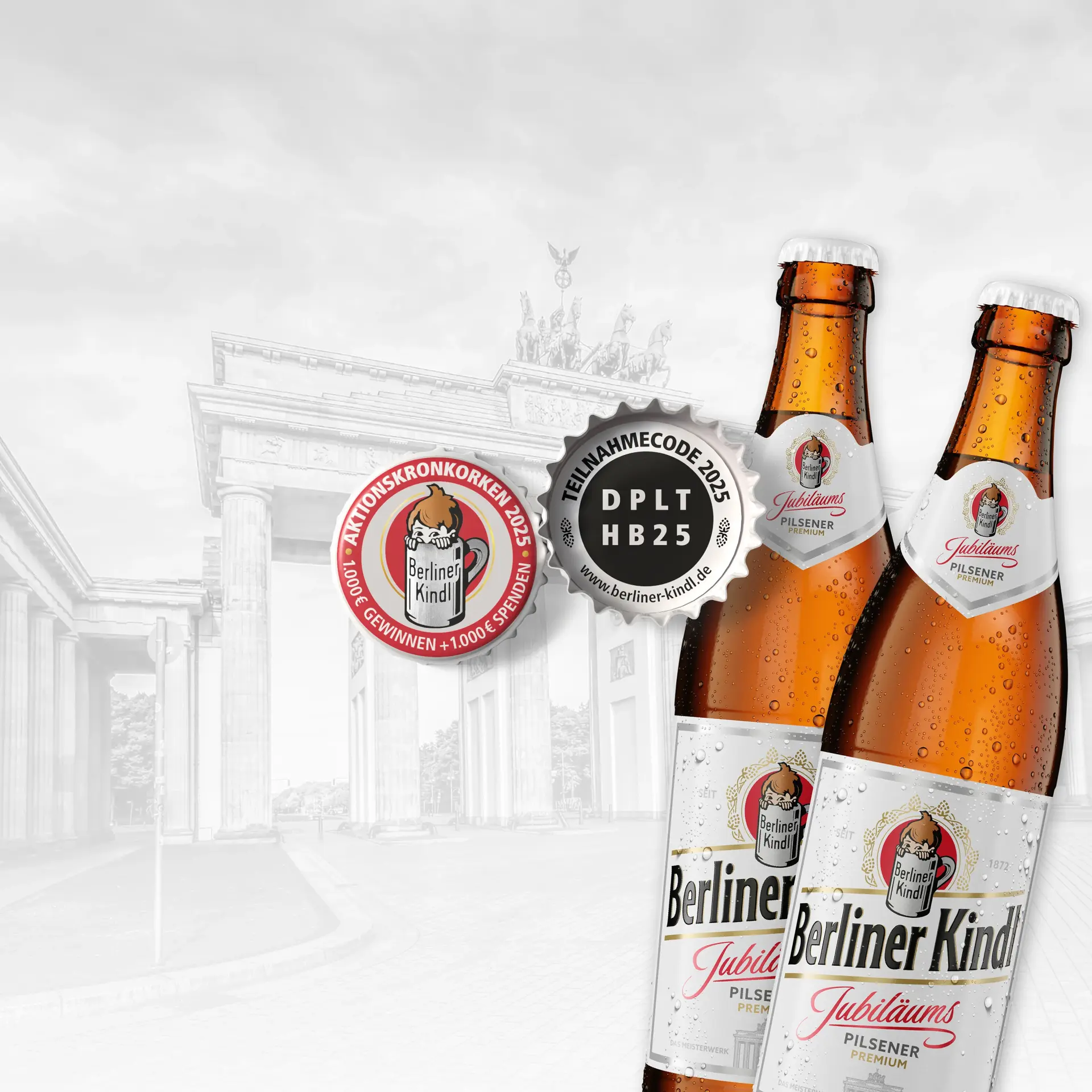 Zwei Berliner-Kindl-Flaschen mit Aktionskronkorken vor dem Brandenburger Tor. Grauer Hintergrund mit rotem und silbernem Kronkorken im Vordergrund.