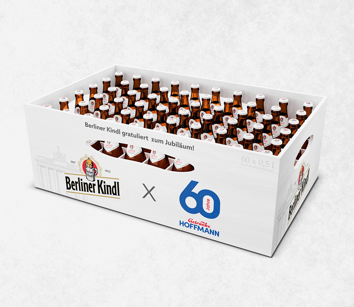 Ein Berliner Kindl XXL BIerkasten mit 60 Bierflaschen auf grauem Hintergrund.