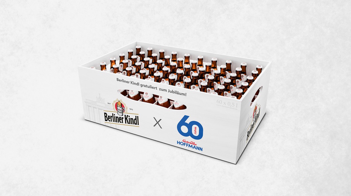 Ein Berliner Kindl XXL BIerkasten mit 60 Bierflaschen auf grauem Hintergrund.