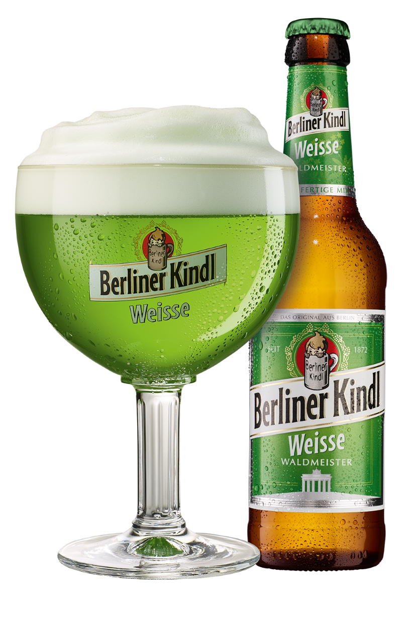 Eine Flasche Berliner Kindl Weisse Waldmeister neben einem gefüllten Pokalglas