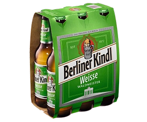 Sechs Bierflaschen der Sorte Waldmeister in einem Papierträger der Marke Berliner Kindl Weisse.
