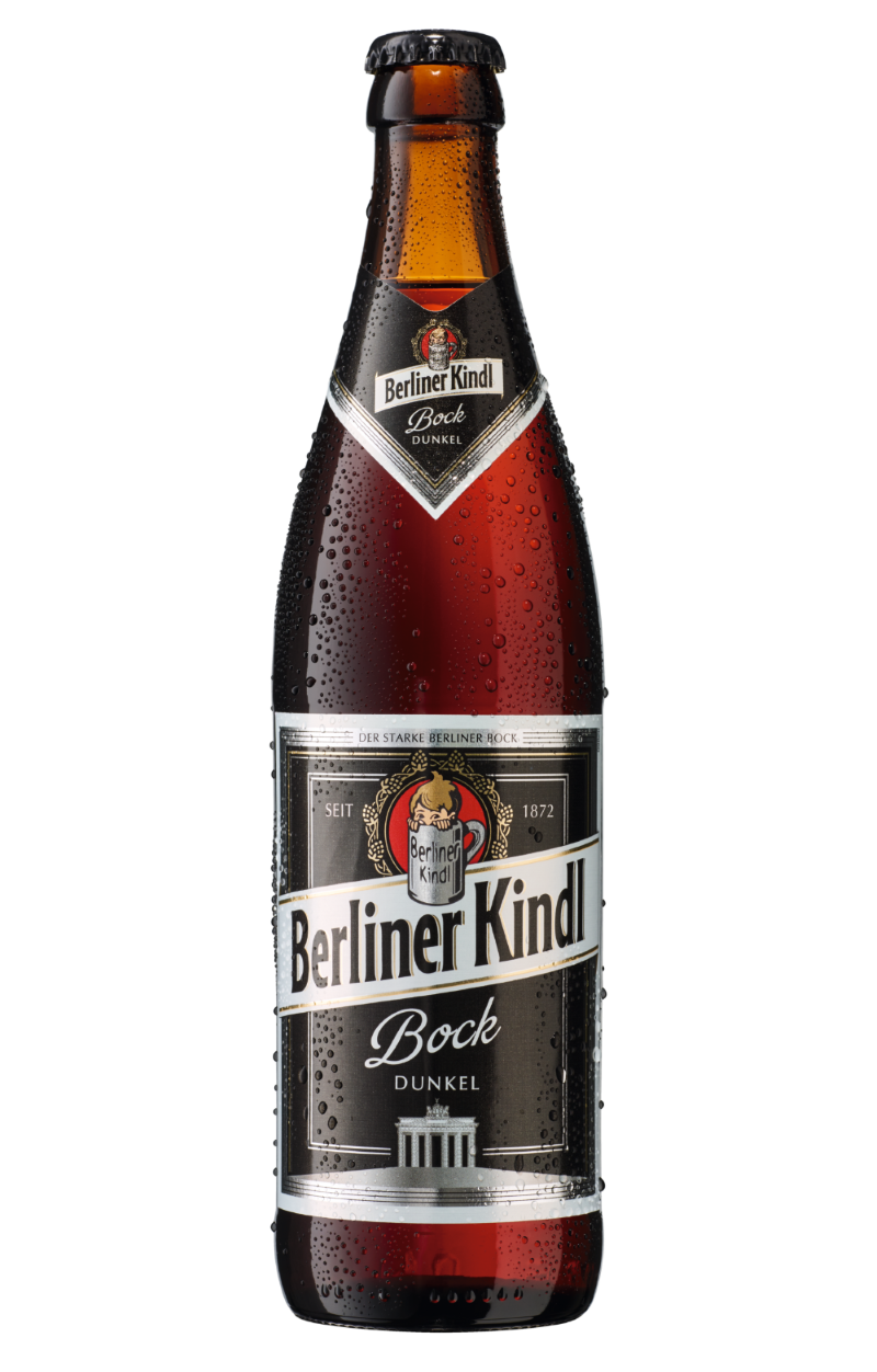 Eine Flasche dunkles Bier mit Kondenswasser perlt daran herab.