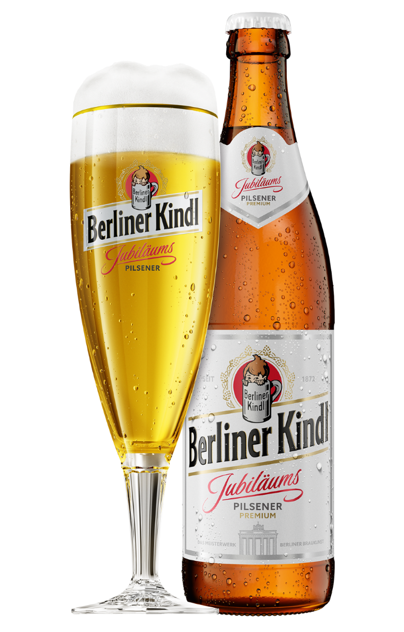 Eine Flasche Berliner Kindl Jubiläums Pilsener neben einem gefüllten Biertulpe