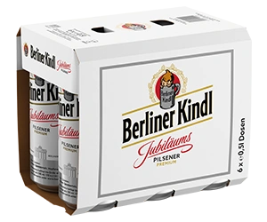 Sechs 0,5 Liter Bierdosen der Sorte Jubiläums Pilsener in einem Papierträger der Marke Berliner Kindl.