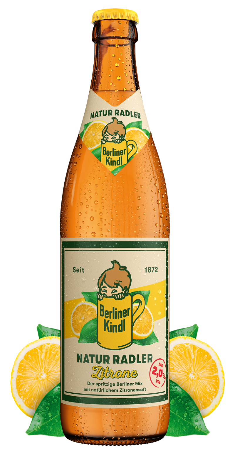Eine Flasche Berliner Kindl Natur Radler Zitrone neben einer aufgeschnittenen Zitrone