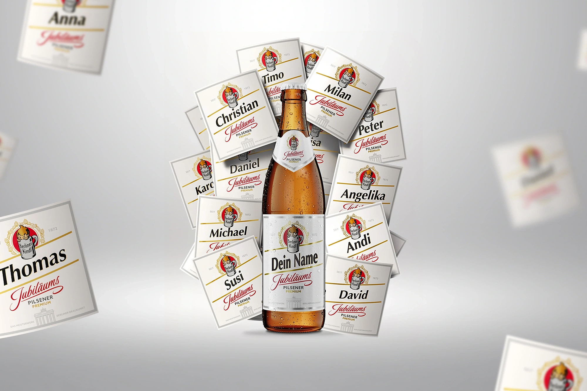 Berliner Kindl Bierflasche mit dem Etikett "Dein Name" umgeben von personalisierten Etiketten mit verschiedenen Namen.