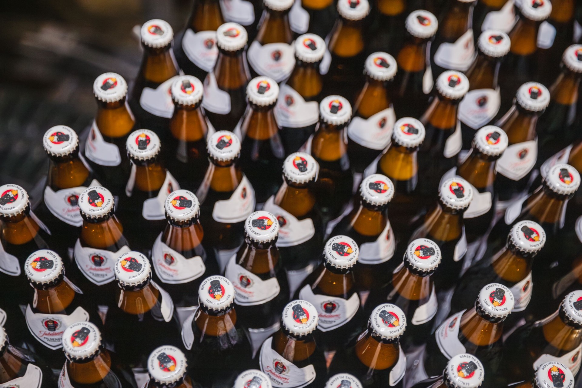 Diverse Bierflaschen der Marke Berliner Kindl aus der Vogelperspektive